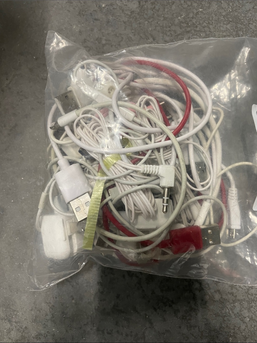 Bundle iPhone iOS cables, connections, earphones.